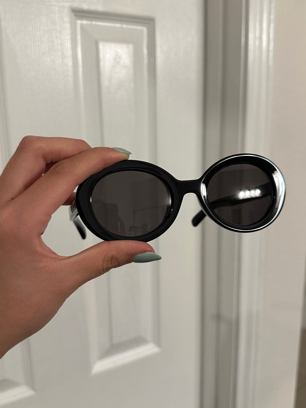 Gucci Black Round Sunglasses for Women with Dark Lenses - Picture 2 of 5